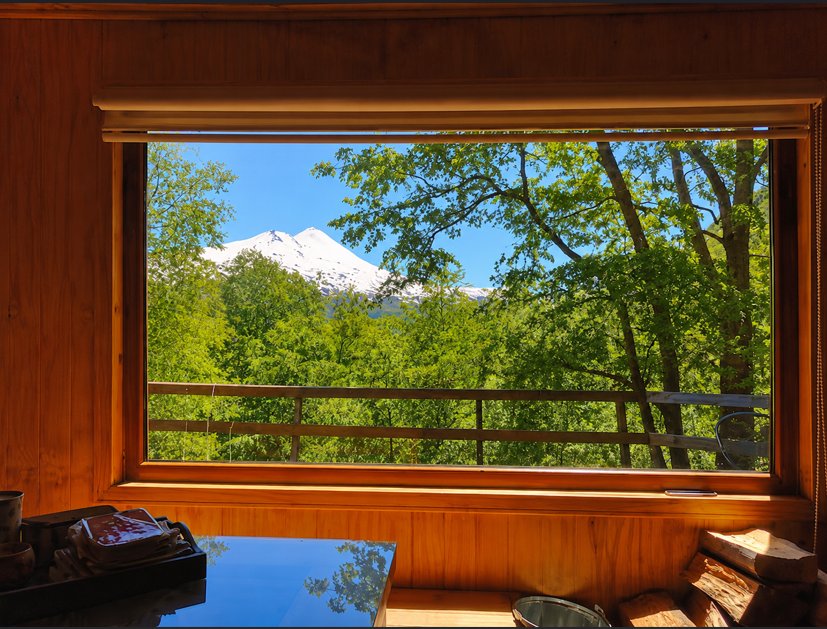 Vista del volcán Llaima desde el interior de la Cabaña Chercán